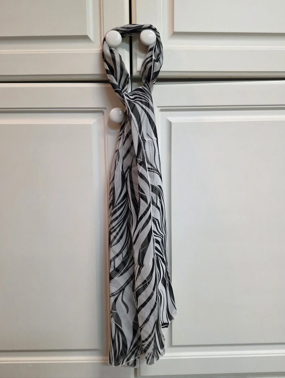 Cejon Accessories Black & White Wavy Leaf Print Oblong Scarf